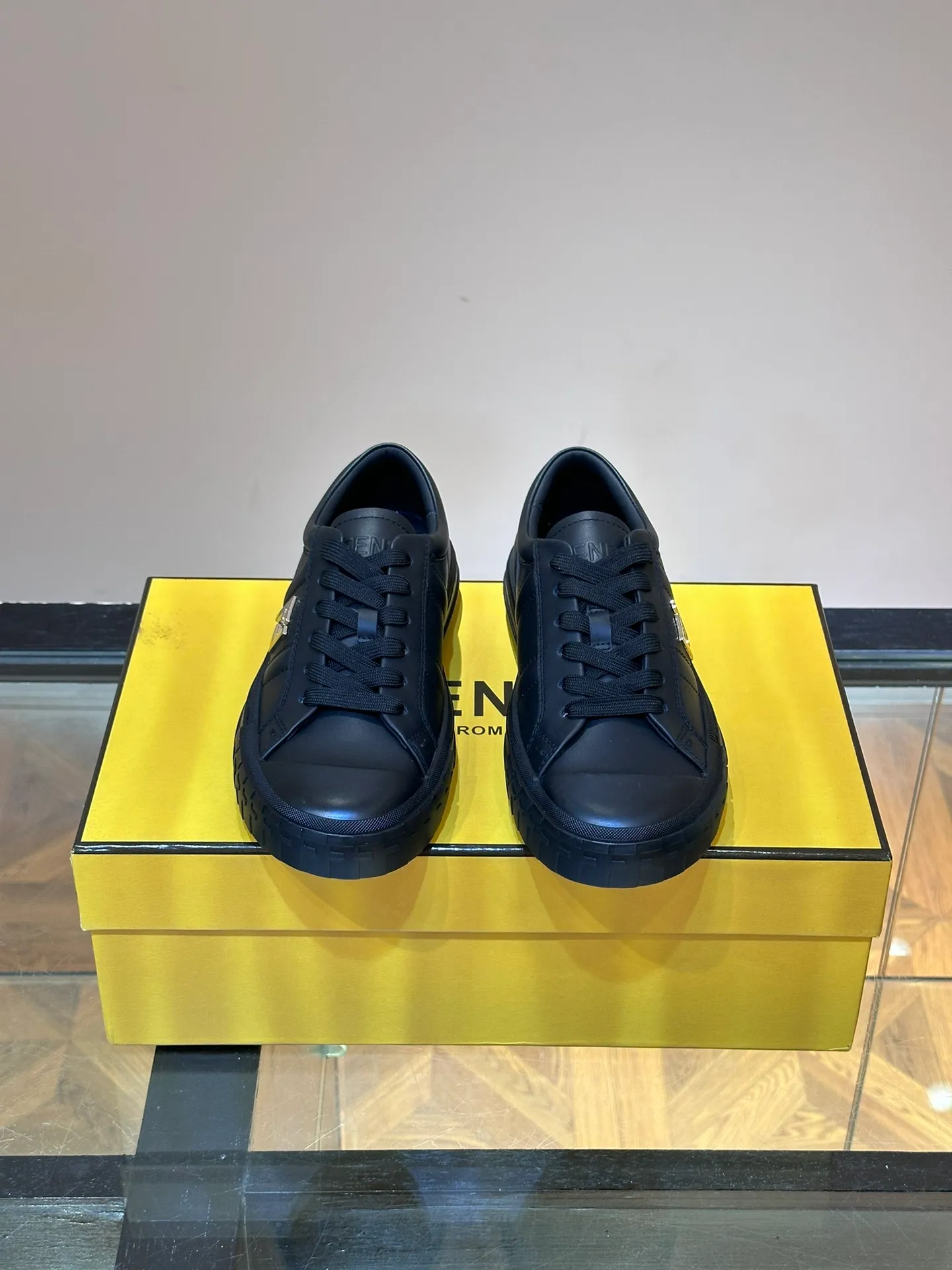 Men's Men's Shoes 💰380 [New Style] 🍿🍿Fendi Fendi Casual Sneakers Skateboard Shoes, the new Domino sneakers have become a favorite shoe. For those who want to create a simple and FENDI-characteristic look, this shoe is the perfect choice. Because this sneaker is one of the most cost-effective among FENDI's entry-level sneakers, it provides a great opportunity to attract and attract all customers who love easy and comfortable everyday sneakers. Size: 38-45 (men’s size 38.45 customized)